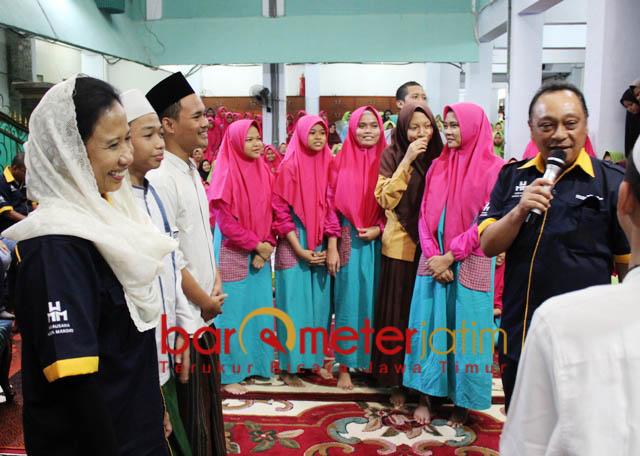 PERTANYAAN BERHADIAH: Rini Soemarno menyaksikan Dirut BTN Maryono memberikan pertanyaan berhadiah untuk santri Ponpes Amanatul Ummah Surabaya, Sabtu (15/9). | Foto: Barometerjatim.com/ABDILLAH HR