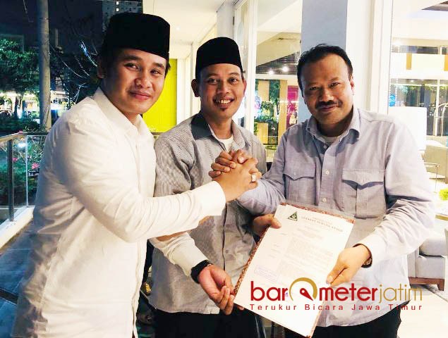 SK PENUNJUKAN: Gus Aam (tengah) bersama Gus Abid (kiri) menerima SK penunjukan yang diserahkan Alfa Isnaeni | Foto: | Foto: Barometerjatim.com/DOK