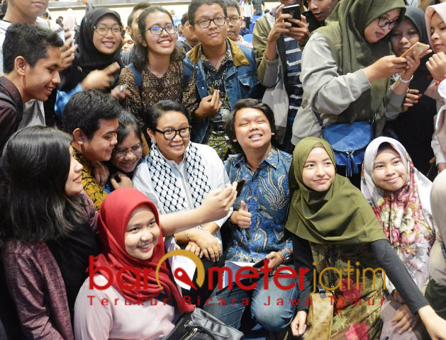 'DISERBU' MAHASISWA: Menlu Retno Marsudi diserbu mahasiswa Unair peserta DiploFest untuk wefie, Sabtu (24/11). | Foto: Barometerjatim.com/ABDILLAH HR