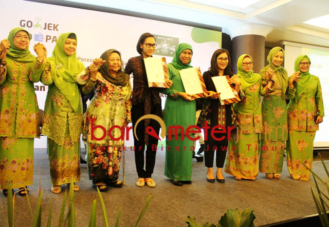 SEMANGAT WIRAUSAHA: Khofifah dan pengurus PP Muslimat NU usai meneken kerja sama dengan Go-Jek dan Go-Pay di Bandung. | Foto: Barometerjatim.com/ROY HASIBUAN