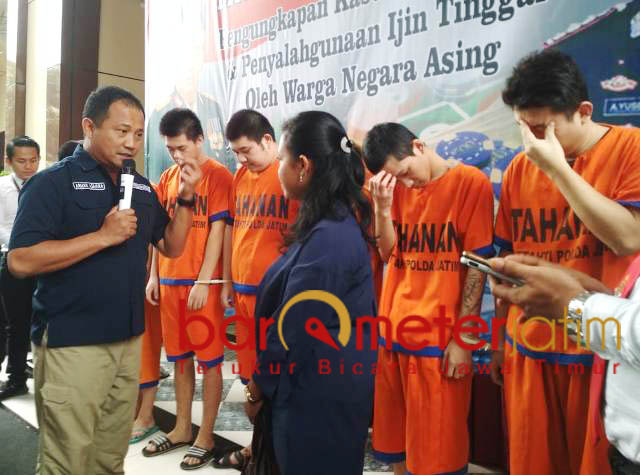 Tujuh Tersangka judi online di Surabaya diamankan Polda Jatim. | Foto: Barometerjatim.com/natha lintang