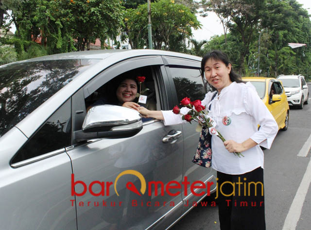 AKSI SIMPATIK: Memeperingati Hari AIDS se-Dunia, TKD Jokowi-Ma'ruf Amin Jatim bagi-bagi bunga mawar di Surabaya, Minggu (2/12). | Foto: Barometerjatim.com/ROY HASIBUAN