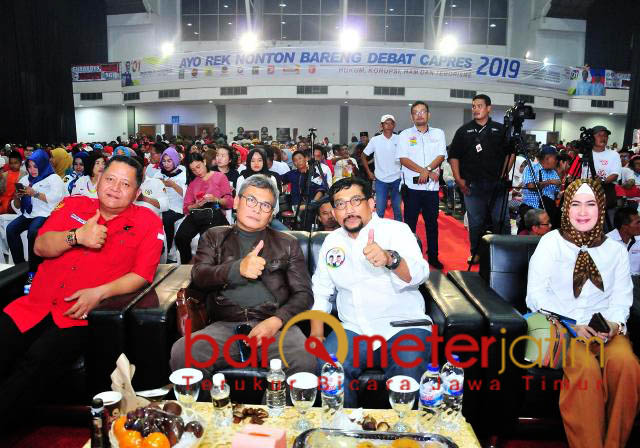 Machfud Arifin (tiga dari kiri) ikut nobar debat perdana di Surabaya. | Foto: Barometerjatim.com/natha lintang