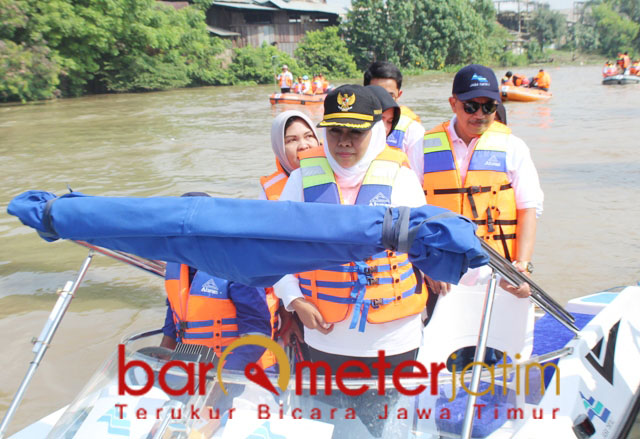 Khofifah menyusuri Sungai Kali Brantas untuk membersihkan sampah popok. | Foto: Barometerjatim.com/abdillah hr