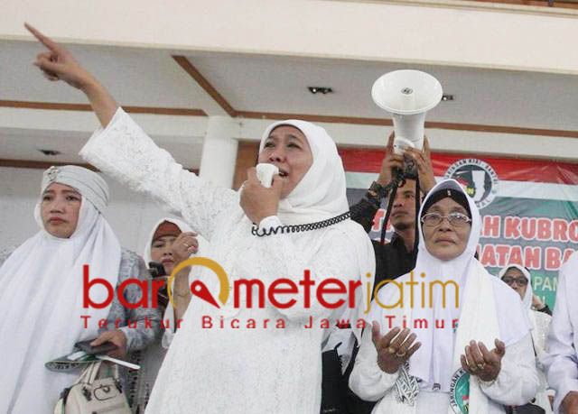 Khofifah memakai megafon ajak warga Pamekasan pilih Jokowi-Ma'ruf. | Foto: Barometerjatim.com/marjan ap