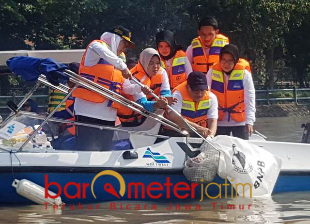 Khofifah menjaring sampah popok bayi di sungai Brantas. | Foto: Barometerjatim.com/abdillah hr