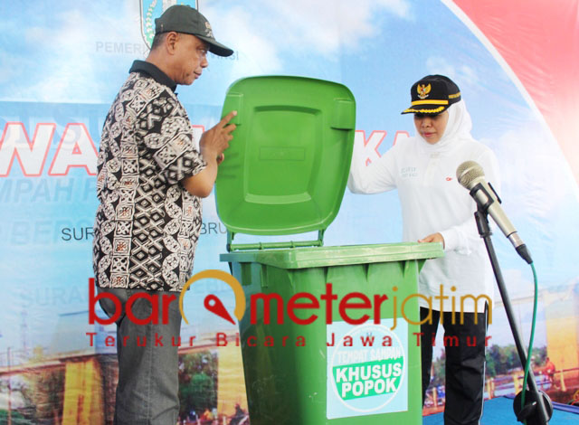 Khofifah menyerahkan bantuan dop box untuk sampah popok bayi. | Foto: Barometerjatim.com/abdillah hr