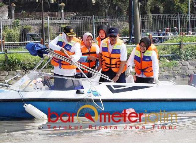 Khofifah, perusahaan produksi popok harus ikut bertanggung jawab. | Foto: Barometerjatim.com/roy hs