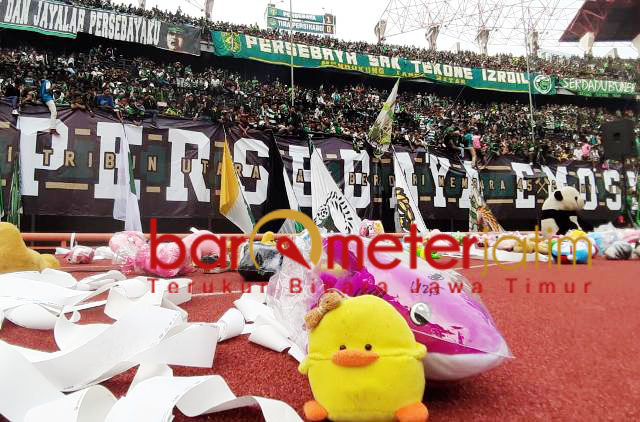 Aksi simpatik! Puluhan ribu boneka dilepar Bonek dari tribun penonton. | Foto: Barometerjatim.com/dani iqbaal