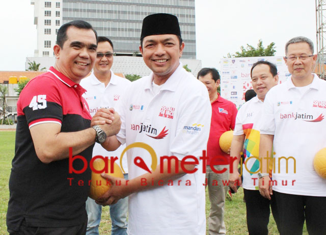 Simbolis. Penyerahan bola untuk klinik pelatihan Football for Peace. | Foto Barometerjatim.com/roy hs
