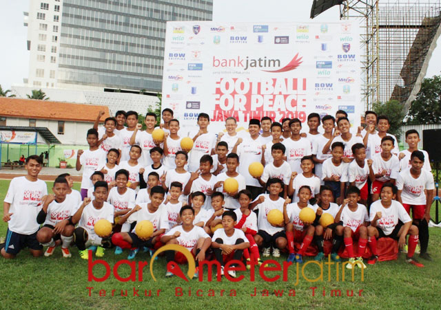 Gus Hans bersama talenta sepak bola Jatim saat pembukaan Football for Peace. | Foto Barometerjatim.com/roy hs