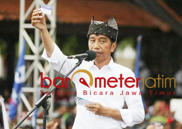 Jokowi promosi tiga kartu sakti saat kampanye di Banyuwangi. | Foto Barometerjatim.com/marjan ap