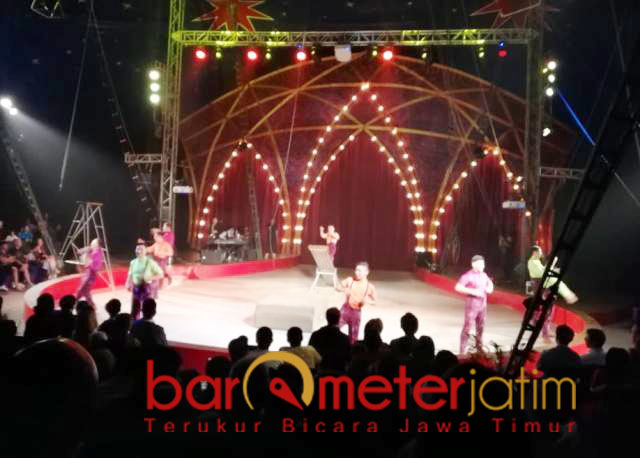 Show Oriental Circus Indonesia di Surabaya disambut meriah. | Foto: Barometerjatim.com/wira harlijadi