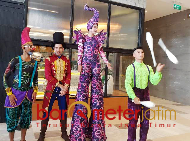 Pemain Oriental Circus Indonesia unjuk ketangkasan. | Foto: Barometerjatim.com/wira harlijadi