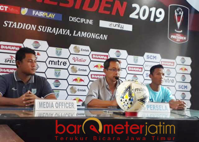 Aji Santoso (tengah), tak silau dengan pemain bintang Madura United. | Foto: Barometerjatim.com/dani iqbaal