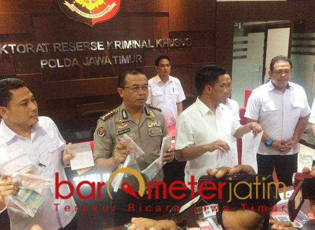 Polda Jatim menunjukkan barang bukti OTT pungli jaspel di Puskesmas Widang. | Foto: Barometerjatim.com/natha lintang