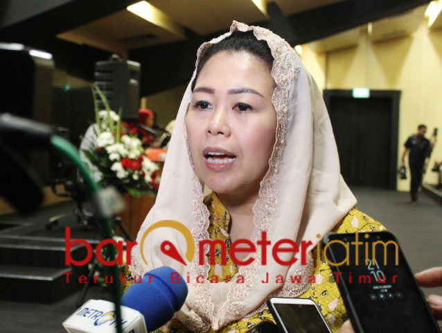 Yenny Wahid, keceplosan salam Suroboyoan di acara yang dihadiri Kiai Ma'ruf. | Foto: Barometerjatim.com/roy hs