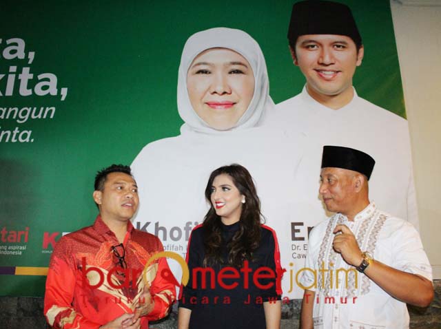 Arum Sabil bersama Anang dan Ashanty di Posko Relawan 889 di Surabaya. | Foto: Barometerjatim.com/roy hs
