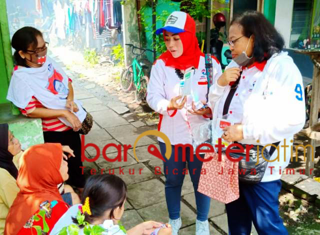 Ayu Intan (bertopi) beri solusi masyarakat soal kebutuhan fogging. | Foto: Barometerjatim.com/natha lintang