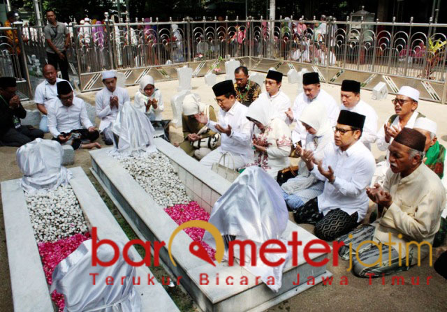 Cak Imin berziarah ke Makam Sunan Ampel sebelum menghadiri acara Nusantara Bertaukhid. | Foto: Barometerjatim.com/roy hs