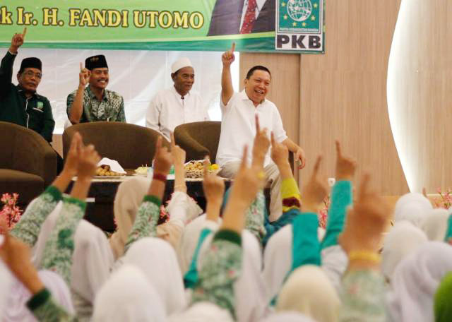 Nyaleg DPR RI, Fandi Utomo dapat dukungan dari ibu-ibu Fatayat dan Muslimat NU. | Foto: Ist