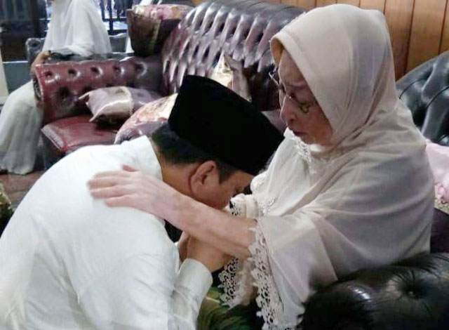 Hari ini coblosan Pemilu 2019, Caleg PKB Fandi Utomo minta doa restu ibunya. | Foto: Ist