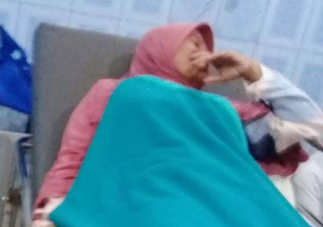 Salah seorang wanita petugas KPPS di Lamongan yang mengalami keguguran saat bertugas. | Foto: Ist