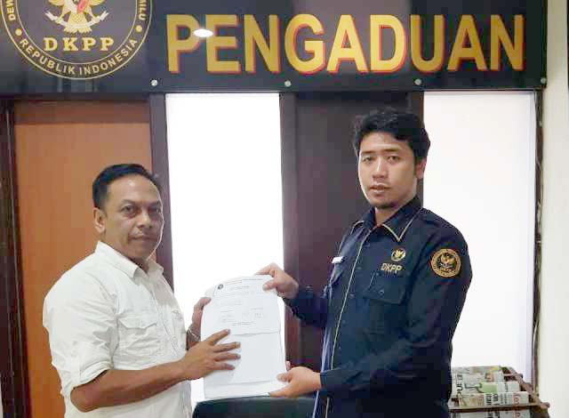 Kuasa hukum DPC PDIP Surabaya, Anas Karno (kiri) melaporkan Bawaslu Surabaya ke DKPP. | Foto: Ist