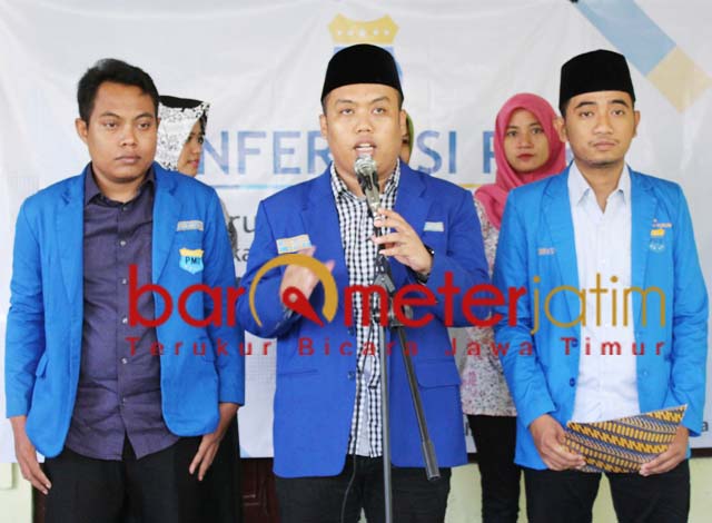 Abdul Ghoni (tengah), PMII Jatim tolak people power karena inkonstitusional. | Foto: Barometerjatim.com/roy hs