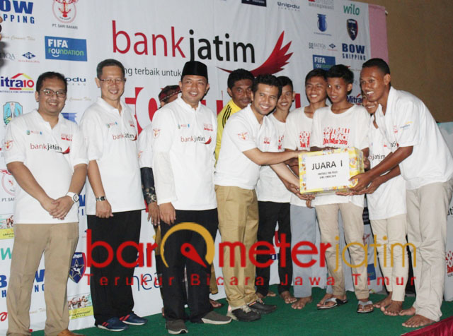 Emil menyerahkan hadiah untuk juara dalam gelaran Football for Peace. | Foto: Barometerjatim.com/roy hs