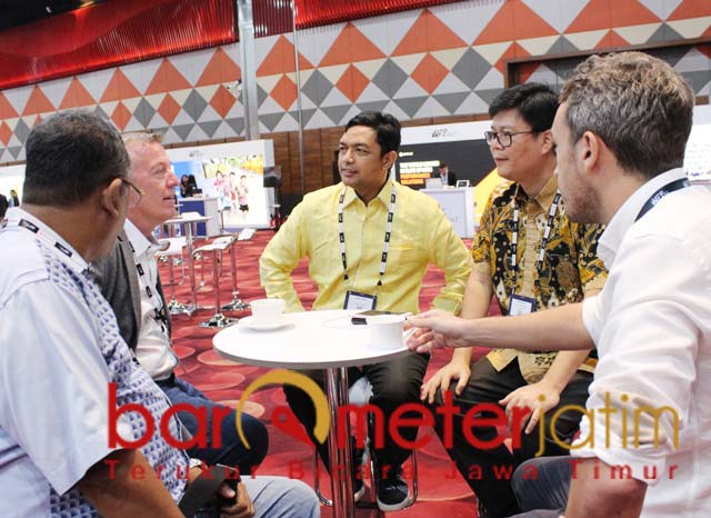 Gus Hans (tengah) bersama pelaku industri sepak bola di WFS Asia, Kuala Lumpur. | Foto: Barometerjatim.com/roy hs