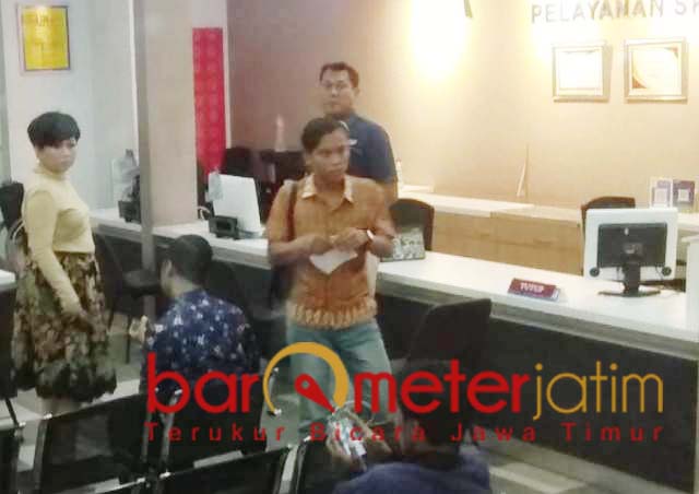 Korban pemukulan pilot Lion Air melapor ke Polrestabes Surabaya. | Foto: Barometerjatim.com/natha lintang