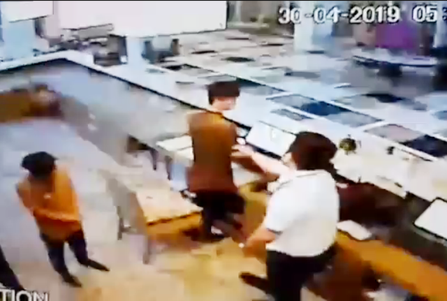 Pemukulan terhadap pegawai hotel yang dilakukan pilot Lion Air di hotel di Surabaya. | Foto: Capture video
