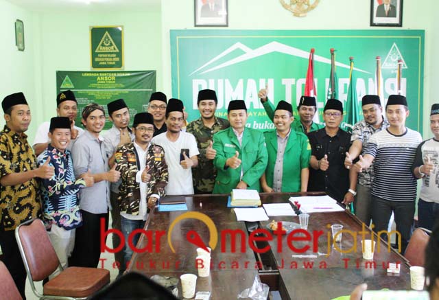 SALAM JEMPOL: Gus Abid dan pendukungnya berpose usai menyerahkan berkas pendaftaran ketua Ansor Jatim. | Foto: Barometerjatim.com/ROY HS