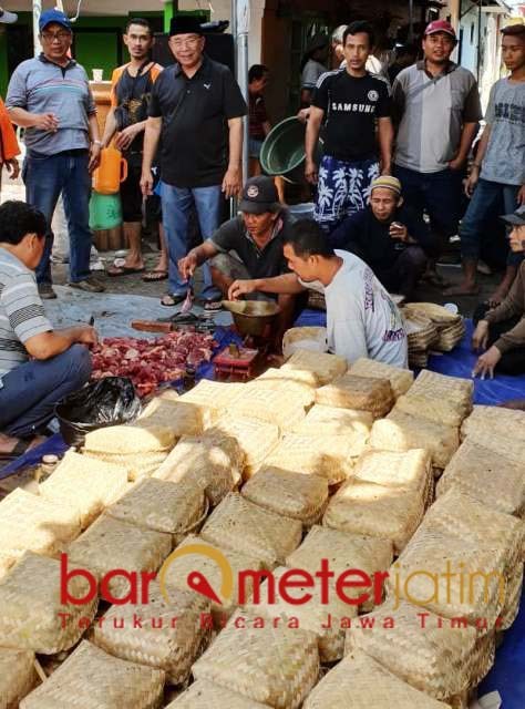 PAKAI BESEK: Daging kurban dikemas pakai besek untuk menekan penggunaan plastik. | Foto: Barometerjatim.com/ROY HS