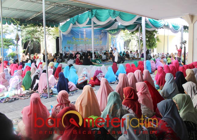 MERIAH DAN KHUSYUK: 700 orang memadani Maulidan dan Ultah perusahaan Haji Masnuh. | Foto: Barometerjatim.com/ROY HS