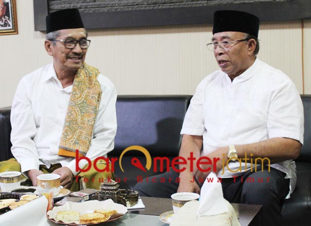 SILATURAHIM: KH Rofiq Siroj (kiri) dan Haji Masnuh, jaga silaturahim lewat acara Maulid Nabi. | Foto: Barometerjatim.com/ROY HS