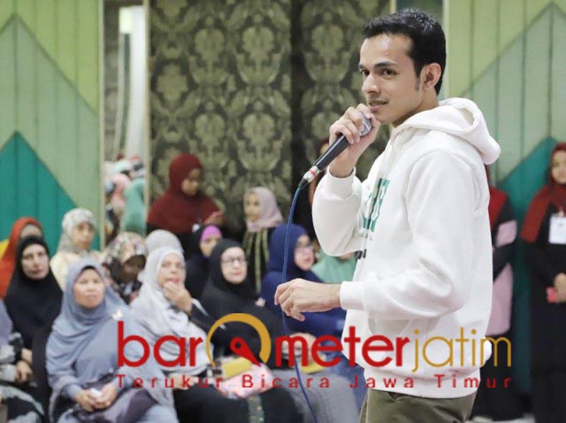 MOTIVATOR ULUNG: Gamal Albinsaid, beri motivasi ibu-ibu di Surabaya. | Foto: Barometerjatim.com/ROY HS