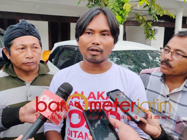 KECEWA: Nur Hidayat, warga Tumpang Pitu kecewa dengan sikap Khofifah. | Foto: Barometerjatim.com/ABDILLAH HR