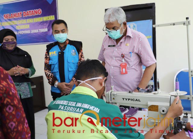 MASKER: Dr Alwi tinjau penjahitan masker di UPT Rehabilitasi Sosial Bina Rungu, Pasuruan. | Foto: Barometerjatim.com/ROY HS