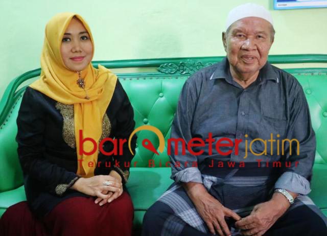 BELAJAR DARI AYAH: Lia Istifhama bersama almarhum Masjkur Hasjim. Banyak belajar dari ayah. | Foto: Barometerjatim.com/ROY HS