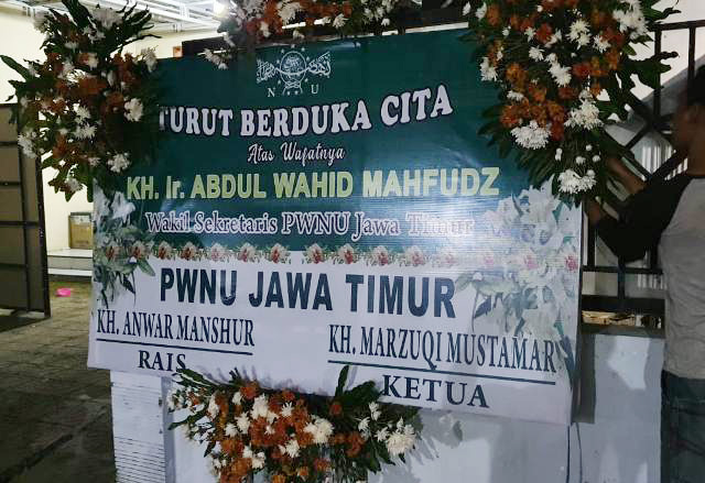 DUKA PWNU JATIM: Gus Wachid berpulang, karangan bunga belasungkawa dari pengurus PWNU Jatim. | Foto: IST