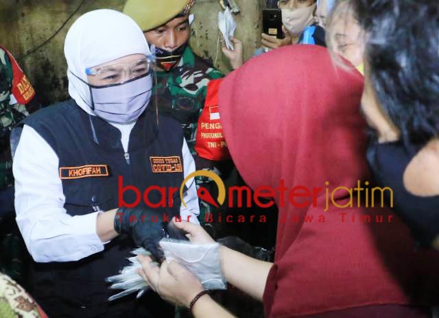 TURUN KE PASAR: Gubernur Jatim, Khofifah bagi-bagi masker di Pasar Kapasan Surabaya. | Foto: Barometerjatim.com/ROY HS