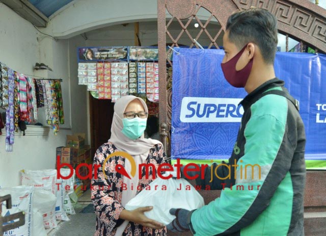 LEBIH MURAH: Masyarakat mendapatkan layanan dari Lumbung Pangan Jatim dengan free Ongkir. | Foto: Barometerjatim.com/ROY HS