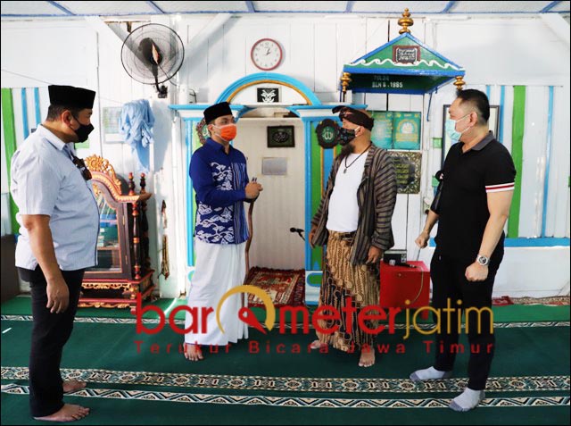 LANGGAR BUNG KARNO: Gus Hans di Langgar Dukuh Kayu, tempat ngaji Bung Karno semasa kecil. | Foto: Barometerjatim.com/ROY HS