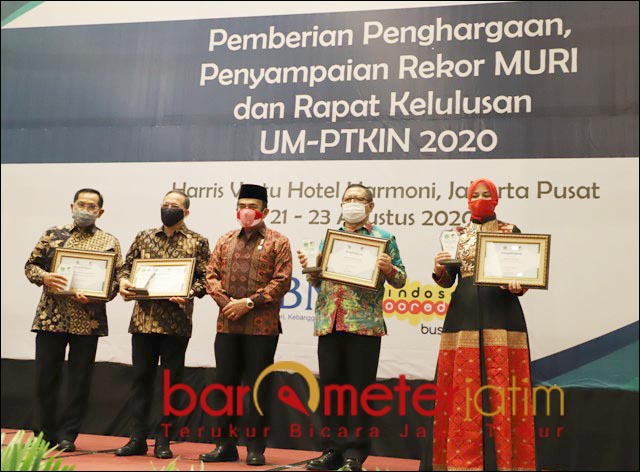 MALAM ANUGERAH: Para penerima penghargaan dari Menteri Agama Fachrul Razi. | Foto: Barometerjatim.com/ROY HS