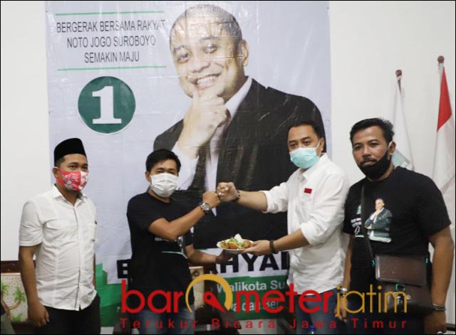 TUMPENG RAKYAT: Eri Cahyadi, memberikan potongan tumpeng kepada Ketua KBRS Nasirudin. | Foto: Barometerjatim.com/ROY HS