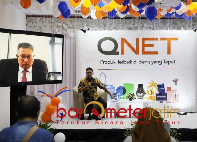 DIRECT SELLING: Zaheer Merchant (di layar) dan Tony Hasibuan saat pembukaan kantor QNET di Surabaya. | Foto: Barometerjatim.com/ROY HS