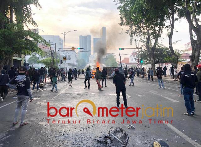 BERLANGSUNG RICUH: Massa penolak UU Omnibus Law terlibat ricuh dengan aparat dalam aksi di Surabaya. | Foto: Barometerjatim.com/ANDRIANSYAH