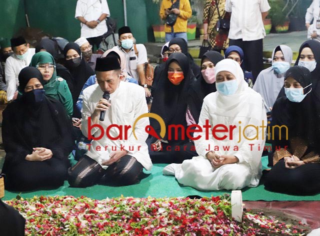 DOAKAN KHUSNUL KHATIMAH: Khofifah berdoa di pusara Nyai Hj Azah Asad, kompleks Ponpes Darul Ulum. | Foto: Barometerjatim.com/ROY HS